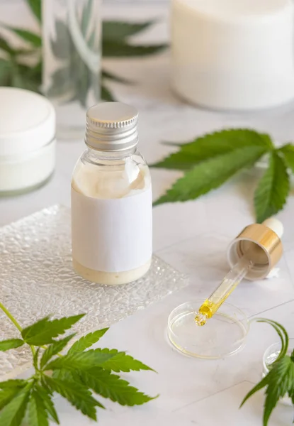 Garrafa Cosmética Com Rótulo Branco Perto Folhas Cannabis Sativa Verde — Fotografia de Stock