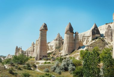 Kapadokya 'daki Aşk Vadisi' nde yaz aylarında mavi gökyüzüne karşı eşsiz jeolojik oluşumlar. Goreme, Nevsehir, Türke 'deki popüler turistik bölge