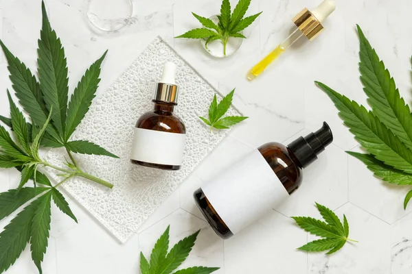 Garrafas Cosméticas Com Etiqueta Branco Perto Folhas Cannabis Sativa Verde — Fotografia de Stock