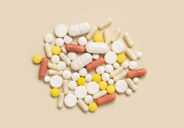 将医疗胶囊和药丸混合在浅米色的顶视图上 药物治疗 服用营养补充剂和维生素 分类药品 — 图库照片