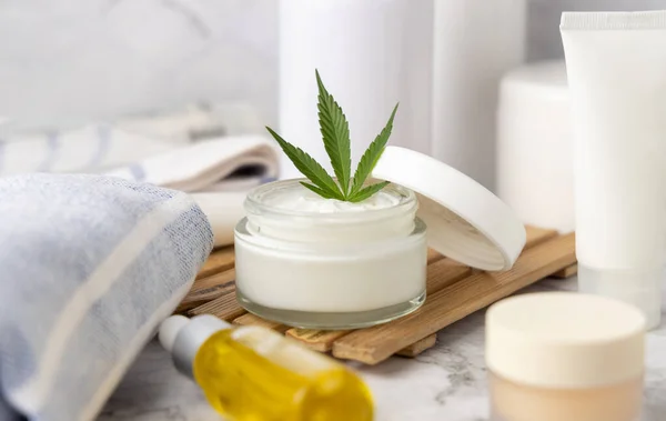 Frasco Creme Aberto Com Folhas Cannabis Verde Bandeja Fechar Banheiro — Fotografia de Stock