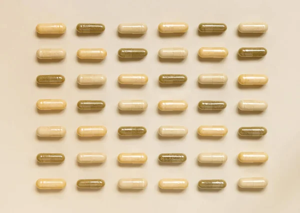 라이트 베이지 라인에 캡슐의 보충제 비타민 분류된 — 스톡 사진