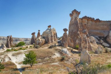 Kapadokya 'daki eşsiz jeolojik kaya oluşumları yazın mavi gökyüzüne karşı. Goreme, Nevsehir, Türke 'deki popüler turistik bölge