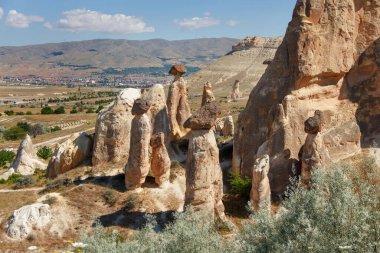 Kapadokya 'daki eşsiz jeolojik kaya oluşumları yazın mavi gökyüzüne karşı. Goreme, Nevsehir, Türke 'deki popüler turistik bölge