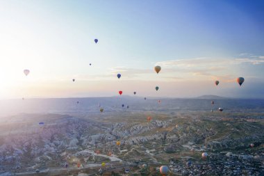 Aşk Vadisi 'nin üzerinde gün doğumunda uçan sıcak hava balonları, Kapadokya' nın turistik cazibesi, Goreme, Nevsehir, Türke