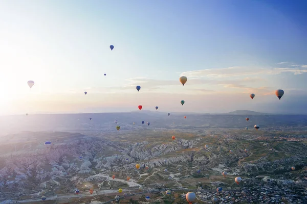 Piękna Scena Poranna Balonami Latającymi Nad Doliną Miłości Wschodzie Słońca — Zdjęcie stockowe