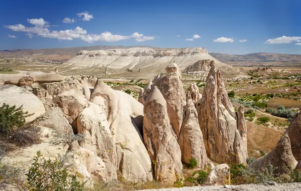 在蓝天的映衬下 卡帕多西亚的仙女烟囱形成了独特的地质岩石 Goreme Nevsehir Turke受欢迎旅游区 — 图库照片