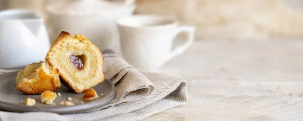 エッグカスタードクリームとサワーチェリージャムでいっぱいのパスチョットレクチーズペストリー 白い素朴な木製のテーブルの上のプレート上のシチョットの部分 コーヒーが付いている典型的なアポリの朝食 閉まる コピースペース — ストック写真