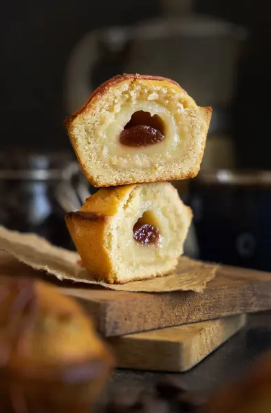 Ciasto Pasticciotto Leccese Wypełnione Kremem Jajek Kwaśnym Dżemem Wiśniowym Całe — Zdjęcie stockowe