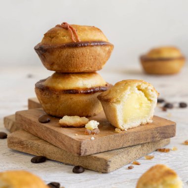 Pasticciotto leccese pastası yumurtalı kremayla dolu, tipik Lecce, İtalya tatlısı. Tahtadaki pasticiotto parçaları, apulian kahvaltısı, kapat.