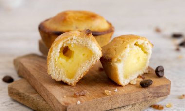 Pasticciotto leccese pastası yumurtalı kremayla dolu, tipik Lecce, İtalya tatlısı. Tahtadaki pasticiotto parçaları, apulian kahvaltısı, kapat.