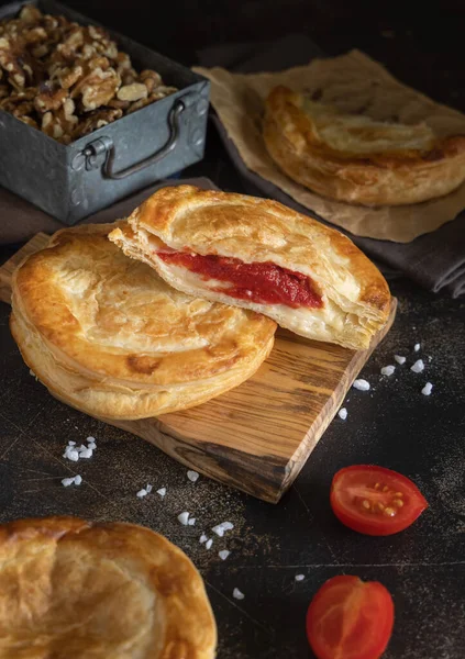 Tradycyjne Ciasto Francuskie Rustico Nadziewane Sosem Beszamelowym Pomidorem Serem Mozzarella — Zdjęcie stockowe