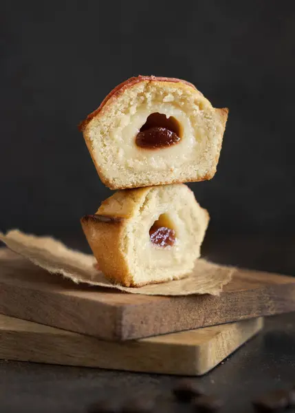 Ciasto Pasticciotto Leccese Wypełnione Kremem Jajek Kwaśnym Dżemem Wiśniowym Całe — Zdjęcie stockowe