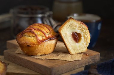 Yumurtalı krema ve vişneli reçelle doldurulmuş pastikciotto leccese pastası. Tahta bir tahtanın üzerinde, kahveyle apulian kahvesi servis edilir. Kapatın.