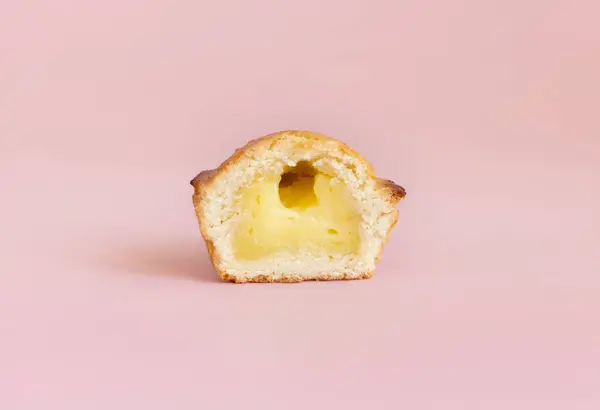 エッグカスタードクリームで満たされたパスティチョットレクチーズペストリー レッチェの典型的な甘い イタリア ピンクで焼いたシチョットの半分 アポリ朝食 クローズアップ — ストック写真