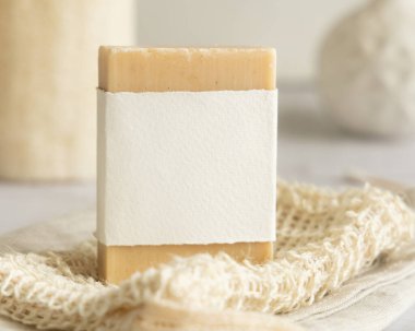 Bej el yapımı sabun kalıbı, boş etiketli ahşap masa, ambalaj modeli, kopyalama alanı. Yüz ve vücut bakımı için doğal bitkisel ürünler