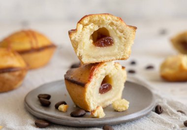 Yumurtalı krema ve vişneli reçelle doldurulmuş pastikciotto leccese pastası. Tipik bir apulian kahvaltısı için servis edilen tabakta tam ve yarım pasticiotties, yakın çekim. Kahve çekirdekleri ile süslenmiş bir masa.