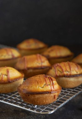 Pasticciotto leccese pastası yumurtalı muhallebi kreması ve ekşi vişneli reçel ile dolu, soğutucu bir arka rafta, karanlık bir masada, kopyalama alanı, kapat. Tipik apulian kahvaltısı.