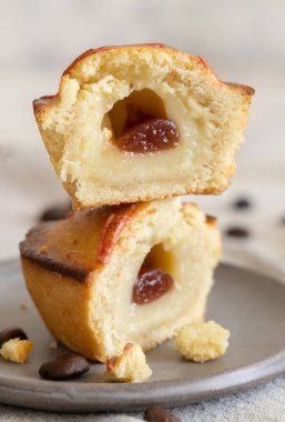 Yumurtalı krema ve vişneli reçelle doldurulmuş pastikciotto leccese pastası. Tipik bir apulian kahvaltısı için servis edilen tabakta tam ve yarım pasticiotties, yakın çekim. Kahve çekirdekleri ile süslenmiş bir masa.