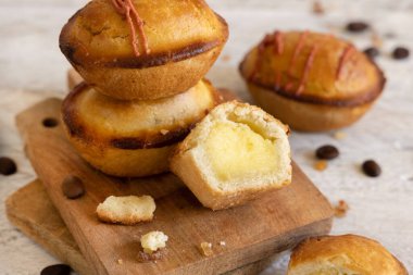 Pasticciotto leccese pastası yumurtalı kremayla dolu, tipik Lecce, İtalya tatlısı. Tahtadaki pasticiotto parçaları, apulian kahvaltısı, üst manzara.