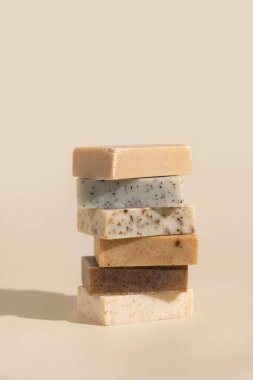 Açık pembe üzerine kule dolusu el yapımı sabun. Vücut ve cilt bakımı için doğal hijyen ürünleri, minimum pastel bileşimi