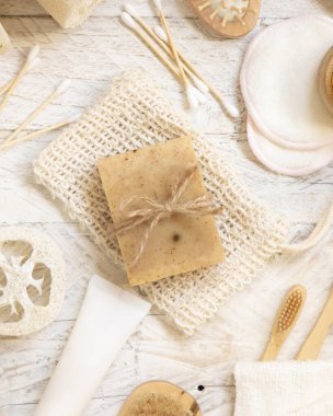 Bej bitkisel sabun, sabun torbası üst görüşünde. Yüz ve vücut bakımı için doğal ürünler. Organik el yapımı cilt ürünleri 