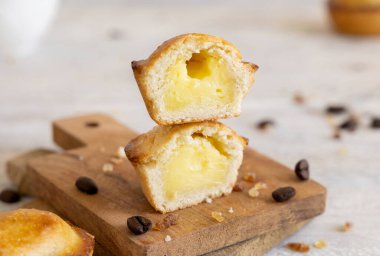 Pasticciotto leccese pastası yumurtalı kremayla dolu, tipik Lecce, İtalya tatlısı. Tahtadaki pasticiotto parçaları, apulian kahvaltısı, üst manzara.