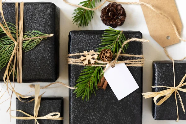 Cadeaux Enveloppés Noir Avec Étiquette Cadeau Noël Avec Branches Sapin — Photo