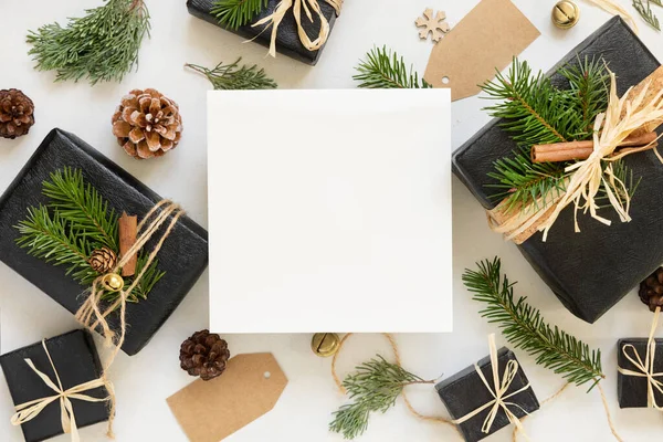 Carte Papier Entre Décorations Noël Boîtes Cadeaux Noires Branches Sapin — Photo
