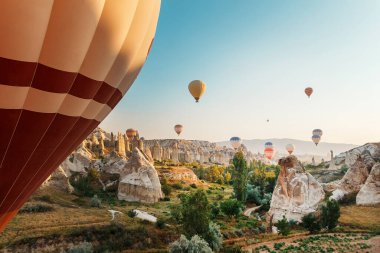Aşk Vadisi 'nin üzerinde gün doğumunda uçan sıcak hava balonları, Kapadokya' nın turistik cazibesi, Goreme, Nevsehir, Türke