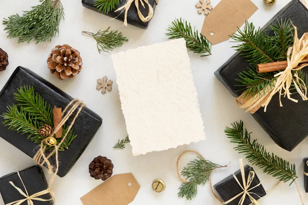 Papper Kort Mellan Jul Inredning Svarta Presentförpackningar Och Gröna Gran — Stockfoto
