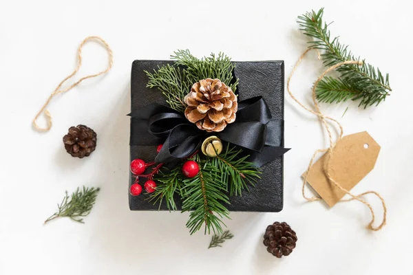 Μαύρα Κουτιά Δώρων Χριστουγεννιάτικη Διακόσμηση Και Πράσινα Κλαδιά Ελάτης Πάνω — Φωτογραφία Αρχείου