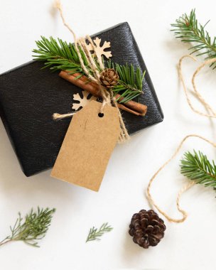 Noel dikey hediye etiketi, köknar ağacı dalları, çam kozalakları ve Noel süslemeleri, üst manzara. Boş etiketli kış kompozisyonu Mockup, kopyalama alanı, üst görünüm