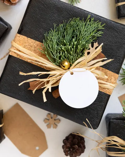 Cadeau Enveloppé Noir Avec Étiquette Cadeau Noël Avec Branches Sapin — Photo