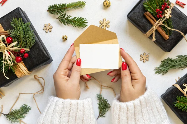 Ruce Kartou Obálkou Dárkových Krabic Jedlovými Větvemi Vánoční Výzdobou Pohled — Stock fotografie