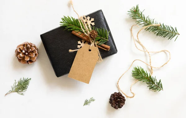 Cadeau Noir Avec Étiquette Cadeau Vertical Noël Branches Sapin Cônes — Photo