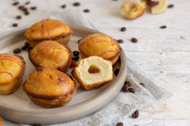 Yumurtalı krema ve vişneli reçelle doldurulmuş pastikciotto leccese pastası. Tabakta pasticiotto parçaları, tipik apulian kahvaltısı, kahve çekirdekleri ile süslenmiş masa.