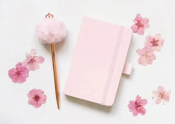 Iskola Rózsaszín Notebook Dekoratív Drágakő Toll Szárított Sakura Virágok Fehér — Stock Fotó