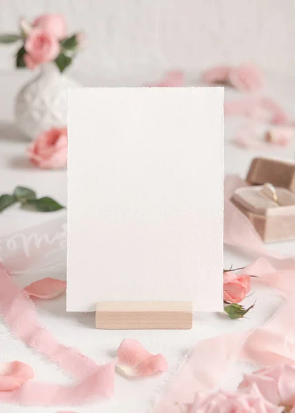 Λευκή Κάρτα Κοντά Ανοιχτό Ροζ Τριαντάφυλλα Πέταλα Δαχτυλίδι Αρραβώνων Κουτί — Φωτογραφία Αρχείου
