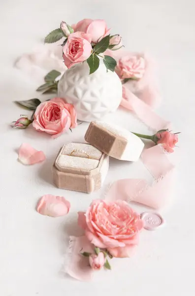 Zásnubní Prsten Krémové Sametové Krabičce Blízkosti Světle Růžových Růží Poupat — Stock fotografie