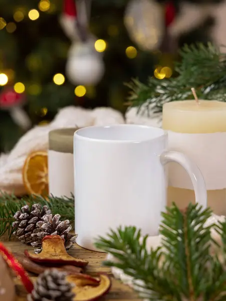 Taza Café Blanco Cerca Decoración Navidad Velas Ramas Abeto Cierran Imagen de stock