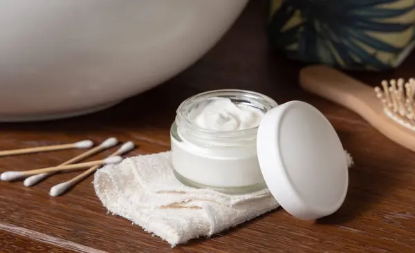 Geopend Cosmetische Crème Pot Met Blanco Witte Deksel Gevouwen Handdoek Rechtenvrije Stockafbeeldingen