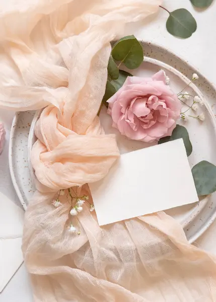 Cartão Branco Perto Tecido Tule Creme Rosas Rosa Claras Placas Fotografias De Stock Royalty-Free