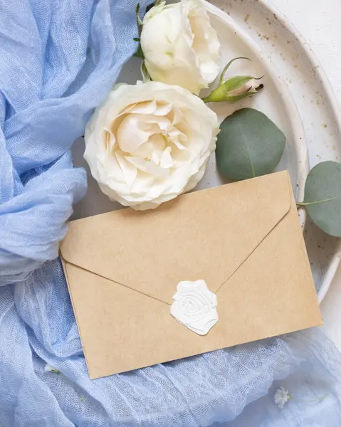 Blank Sealed Envelope Light Blue Tulle Fabric Knot Cream Roses — Stock Photo, Image