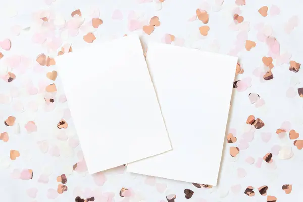 Vertikale Karten Zwischen Rosa Herzen Auf Weißer Tischplatte Romantische Mockup lizenzfreie Stockbilder