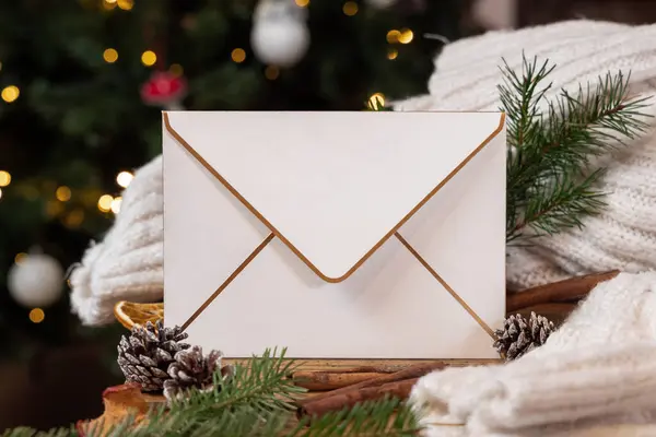 Envelope Branco Perto Decoração Natal Camisola Malha Branca Acolhedora Galhos — Fotografia de Stock