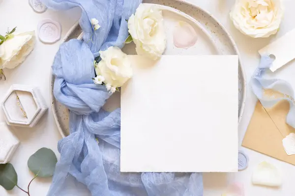 Cartão Branco Perto Tecido Tule Azul Claro Rosas Creme Placas Imagem De Stock