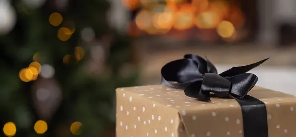 Cadeaux Noël Enveloppés Avec Des Noeuds Ruban Noir Sur Fond Photo De Stock