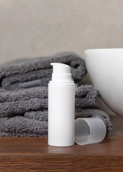 White Spray Cosmetic Bottle Grey Folded Towel Vessel Basin Brown 图库图片