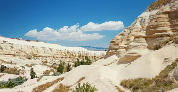 Kapadokya 'daki Aşk Vadisi' nde yaz aylarında mavi gökyüzüne karşı eşsiz jeolojik oluşumlar. Goreme, Nevsehir, Türke 'deki popüler turistik bölge